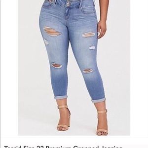 ✨👖Torrid 3 button Jegging Premium Jeans-Plus Size 22 with distressing 👖✨